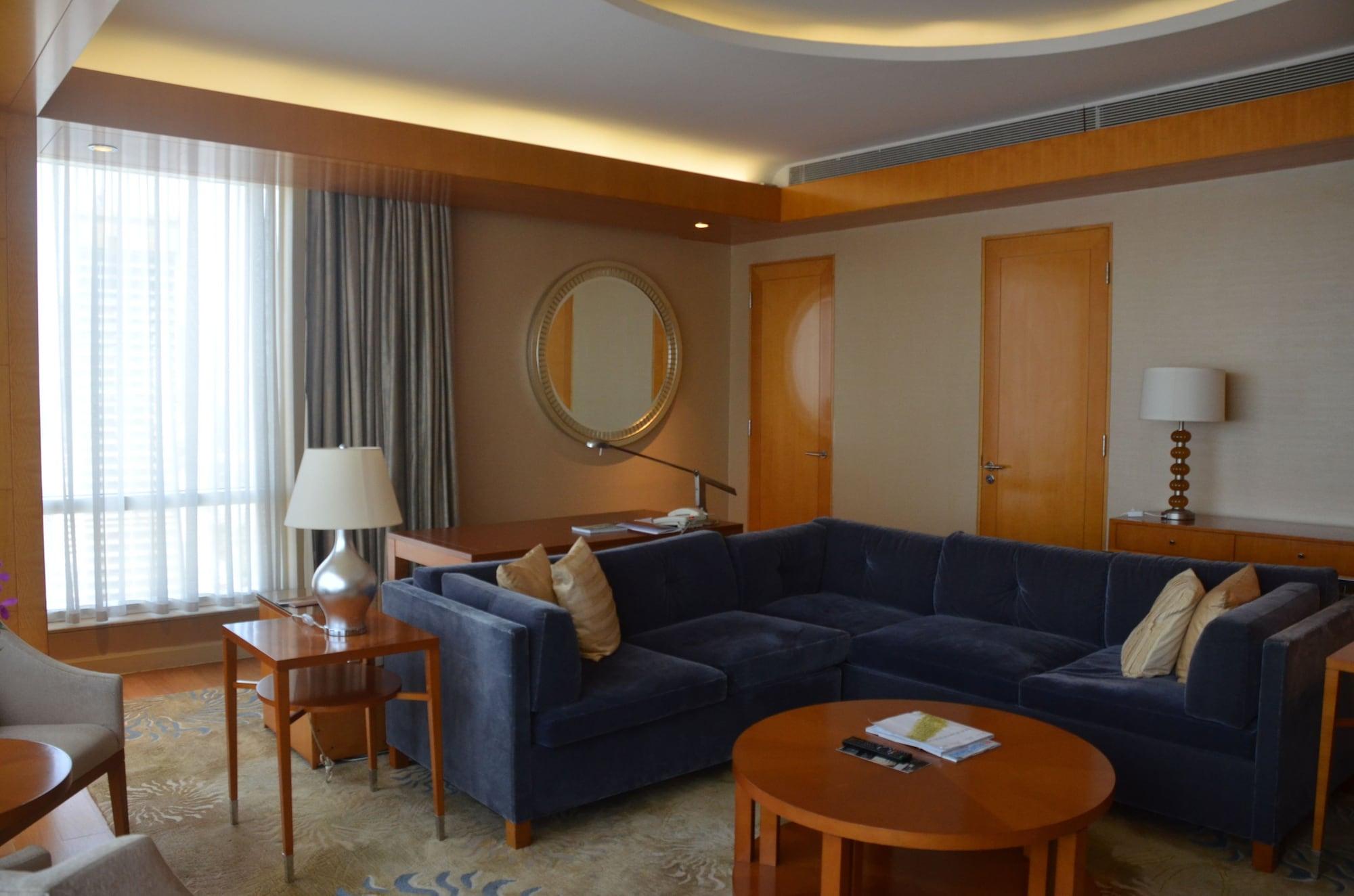 Four Seasons Hotel Мумбаи Экстерьер фото A living room in a suite at the Four Seasons Hotel, Istanbul