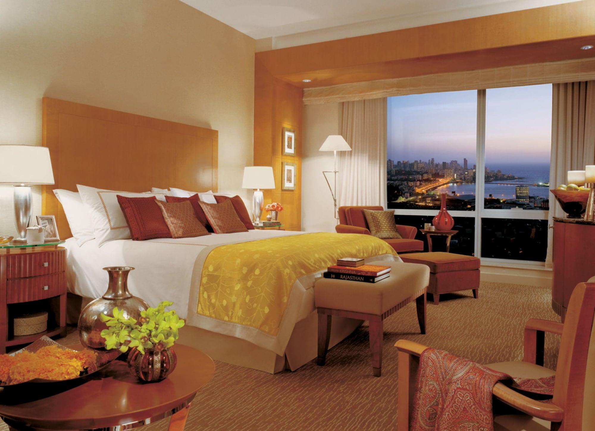Four Seasons Hotel Мумбаи Экстерьер фото A guest room at the Four Seasons Hotel, Mumbai