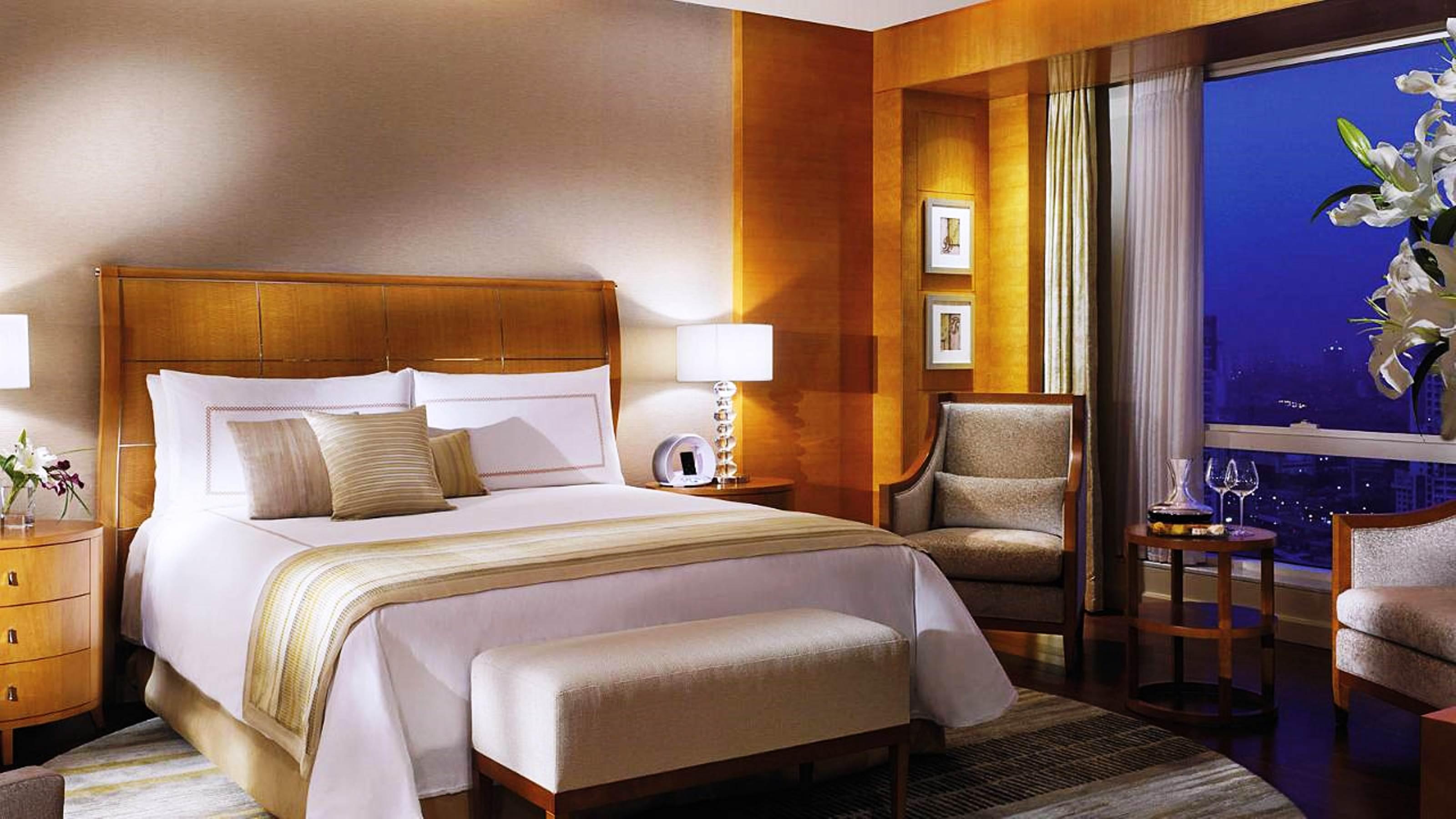 Four Seasons Hotel Мумбаи Экстерьер фото A guest room at the Four Seasons Hotel, Mumbai