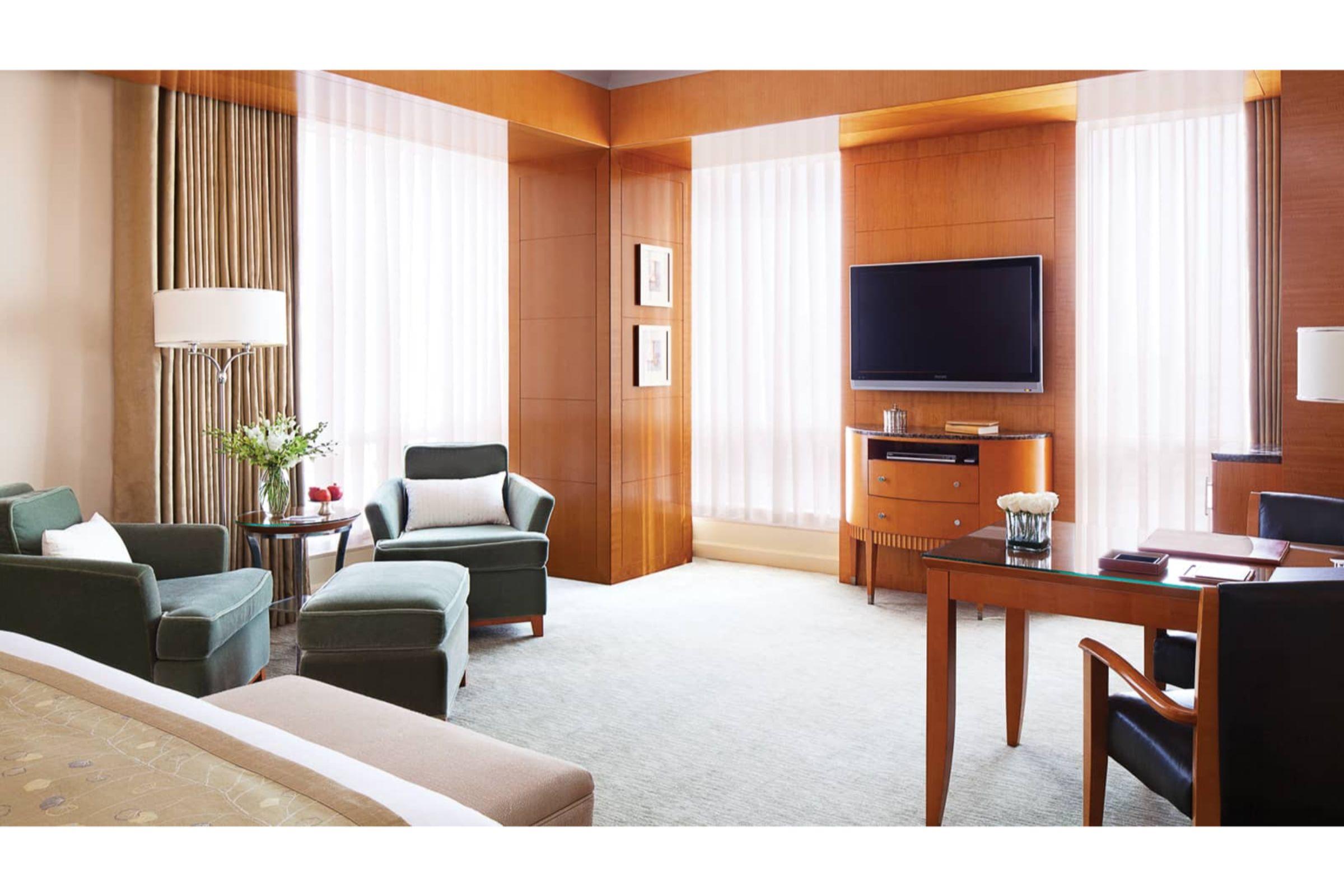Four Seasons Hotel Мумбаи Экстерьер фото A suite at the hotel