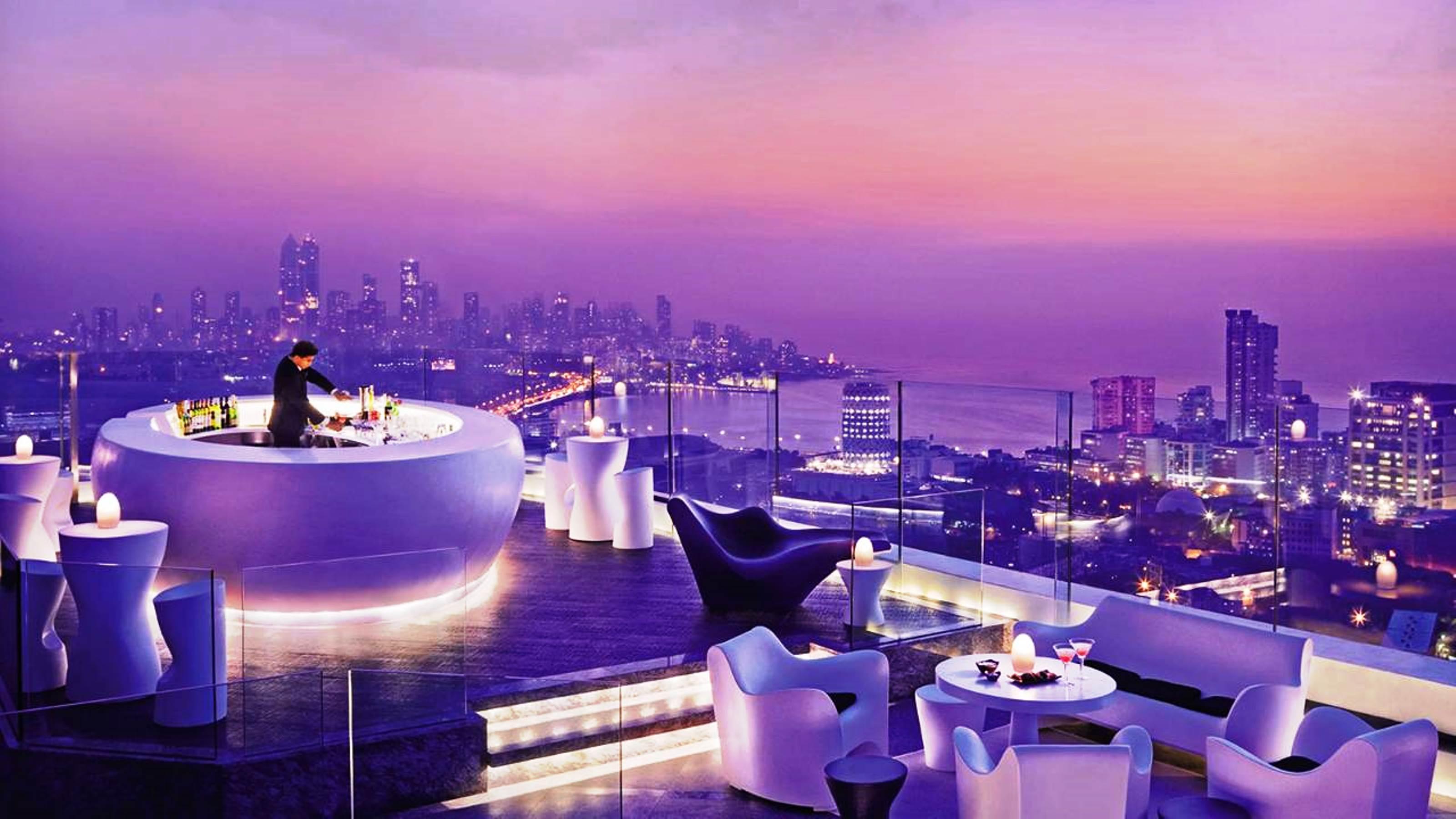 Four Seasons Hotel Мумбаи Экстерьер фото The bar at the top of the hotel