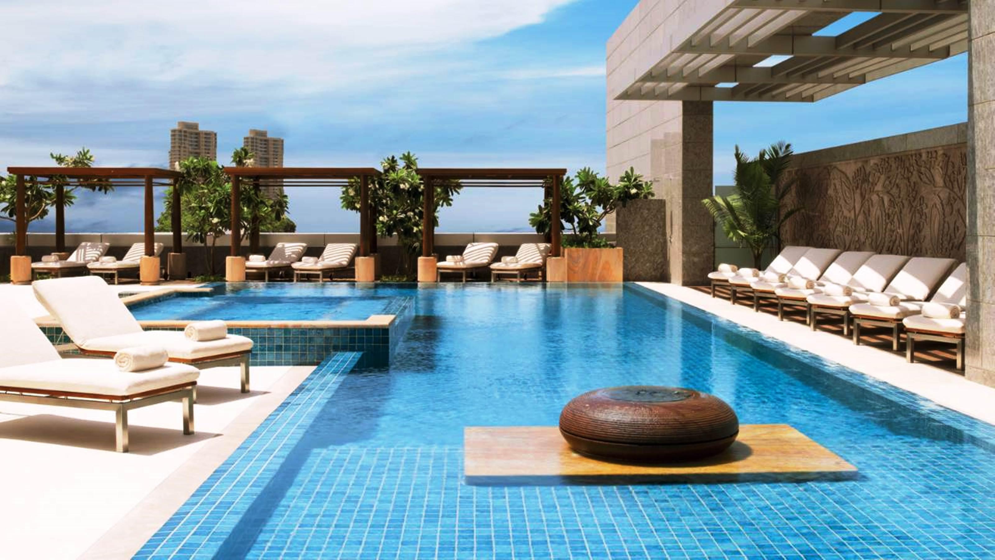 Four Seasons Hotel Мумбаи Экстерьер фото The pool at the hotel