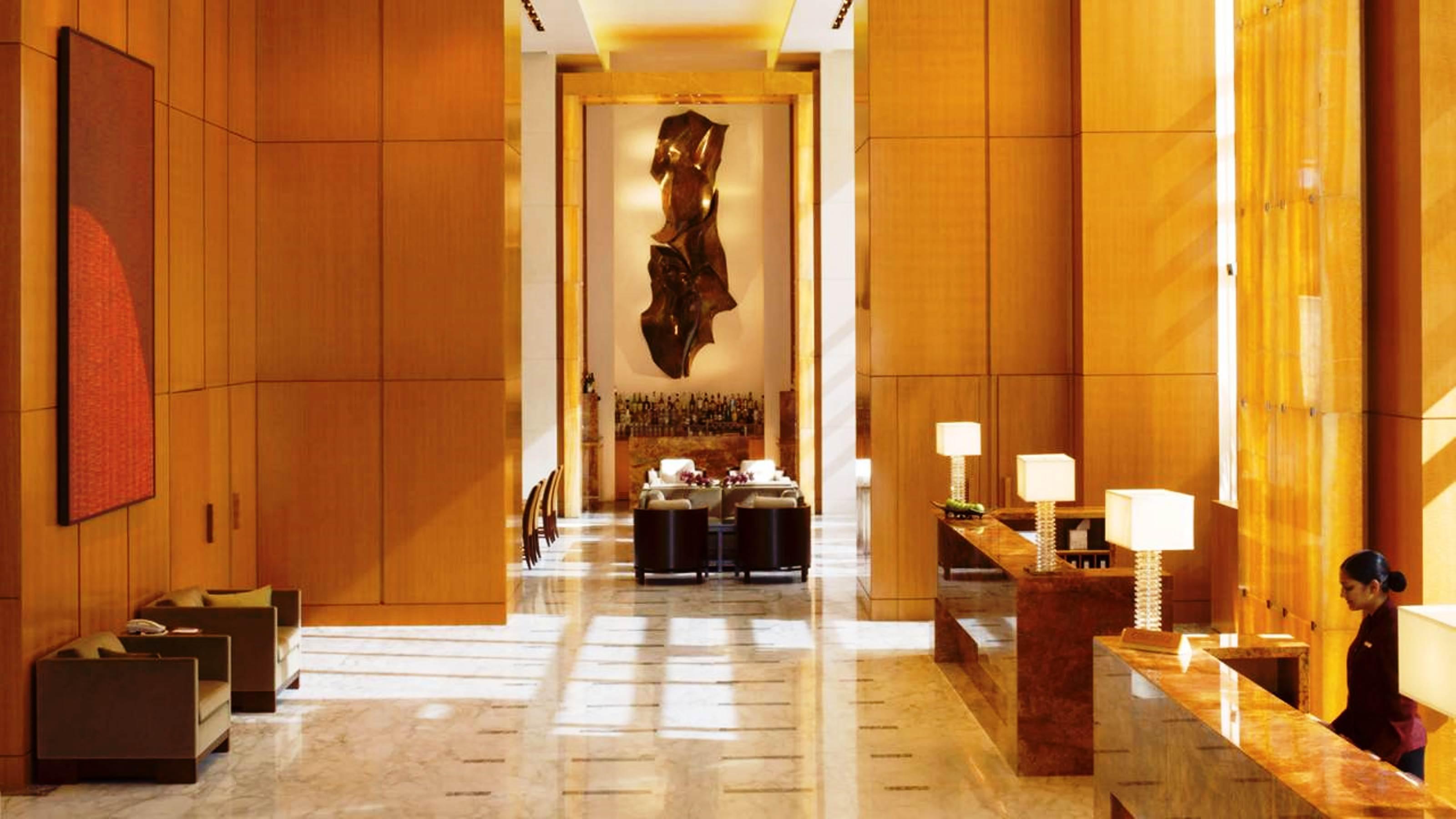 Four Seasons Hotel Мумбаи Экстерьер фото The lobby of the Four Seasons Hotel