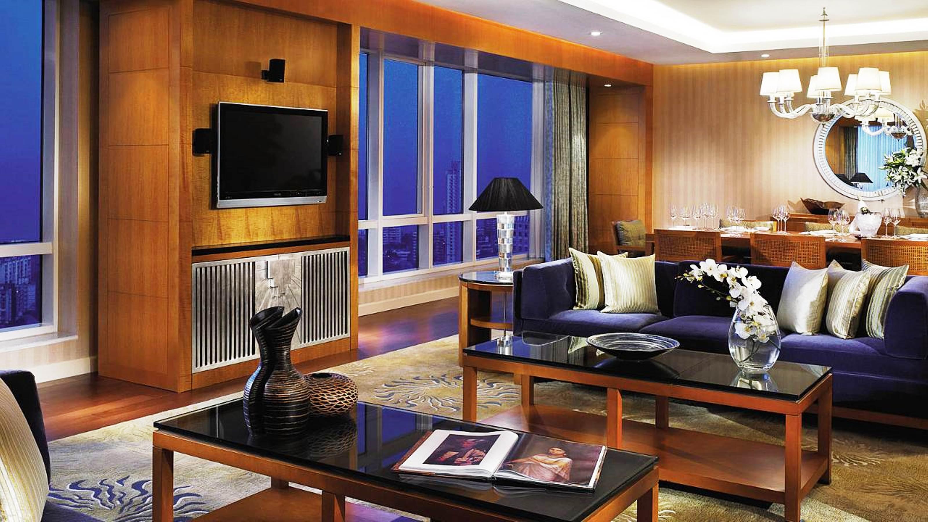Four Seasons Hotel Мумбаи Экстерьер фото A suite at the hotel