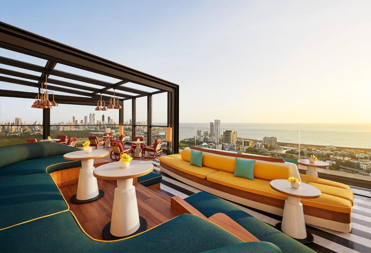 Four Seasons Hotel Мумбаи Экстерьер фото The rooftop bar at the hotel
