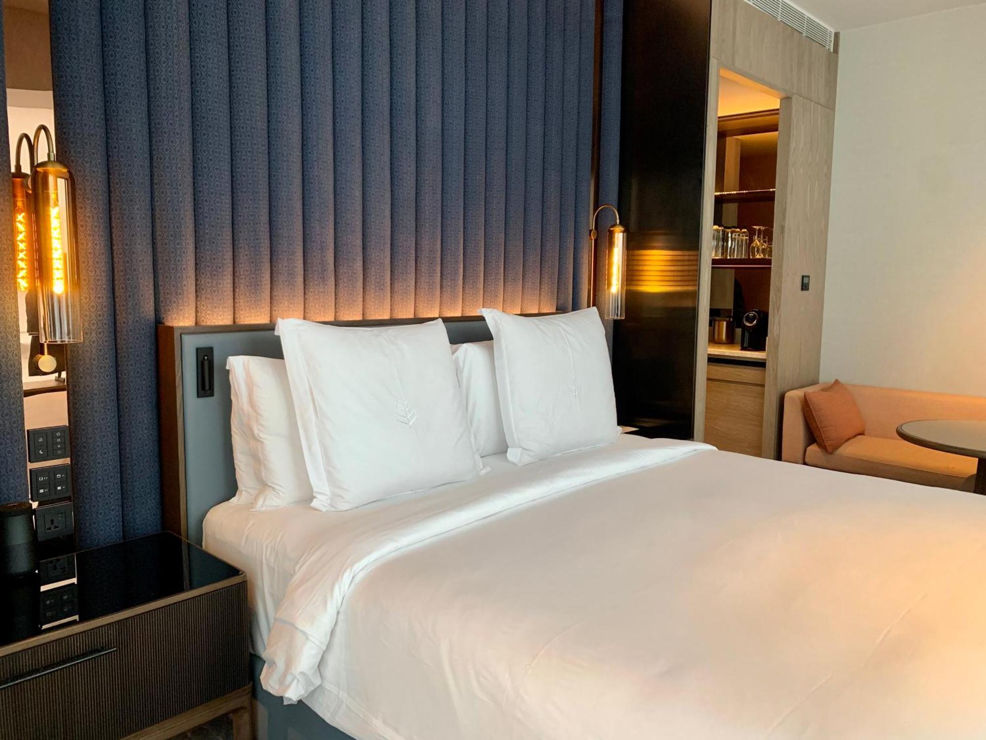 Four Seasons Hotel Мумбаи Экстерьер фото A bedroom at the hotel