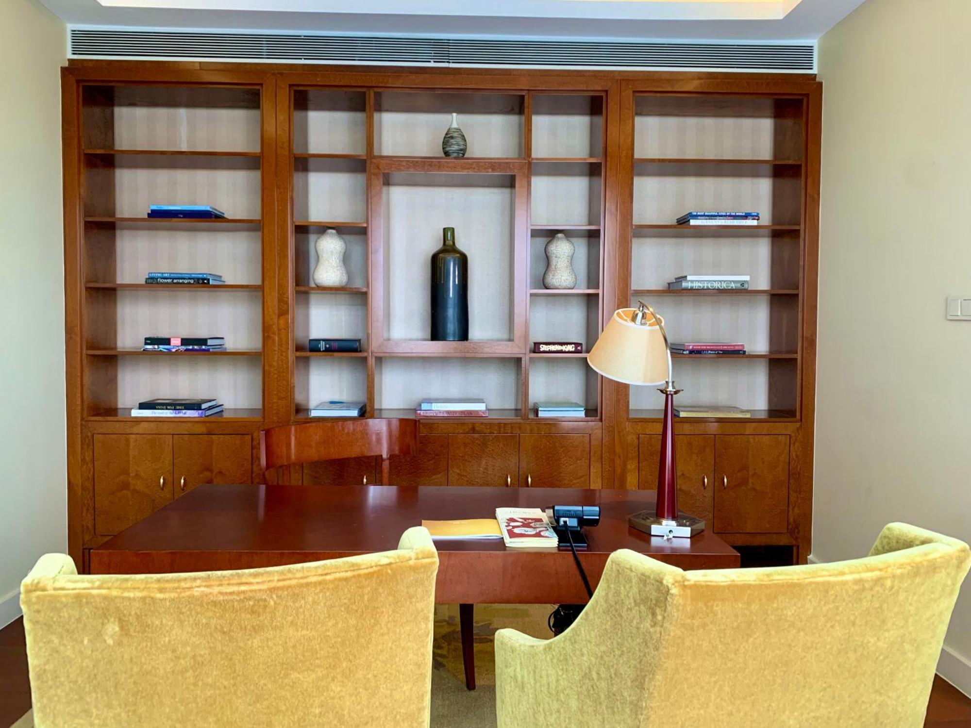 Four Seasons Hotel Мумбаи Экстерьер фото A built-in bookcase in a home office