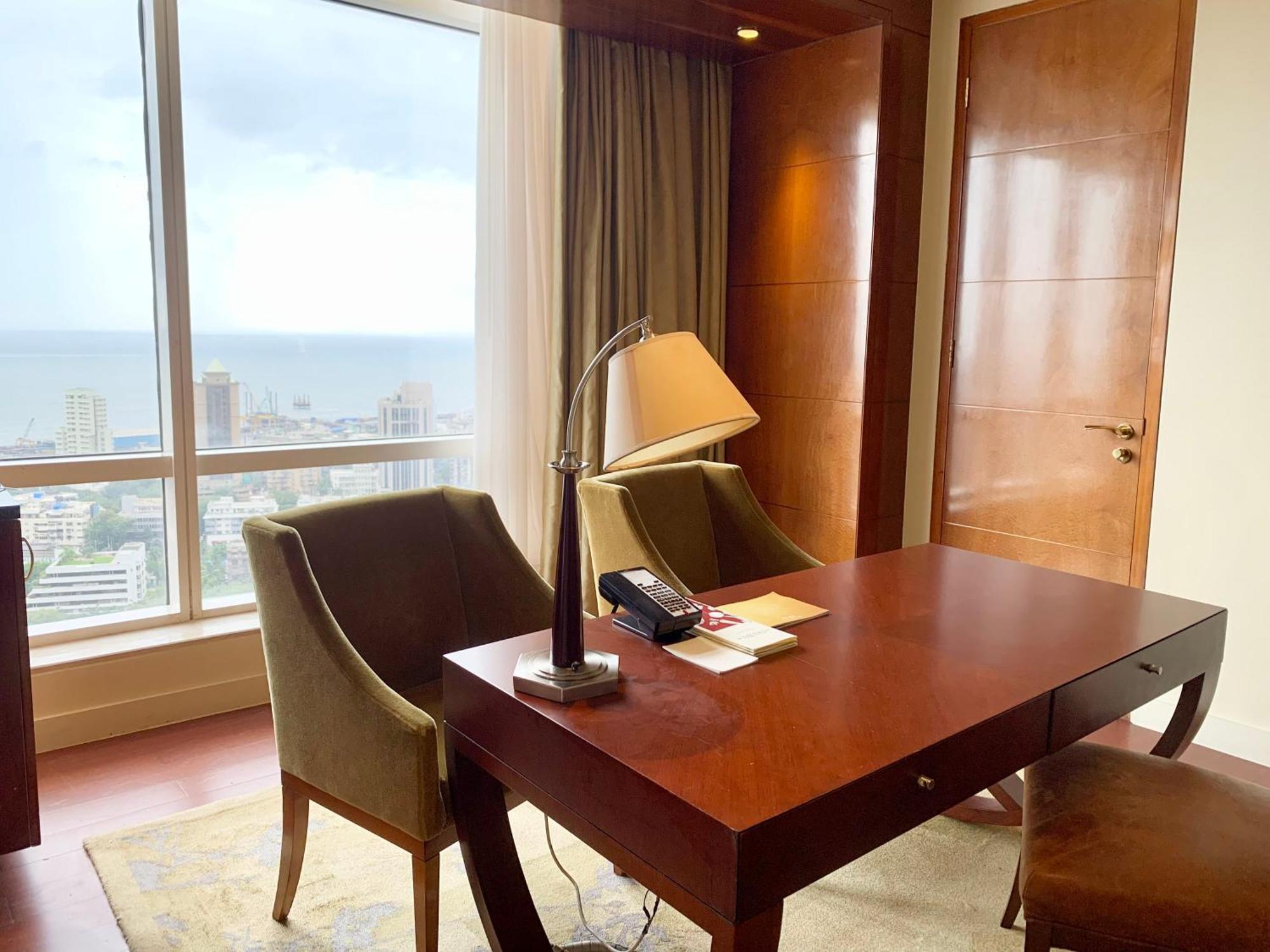 Four Seasons Hotel Мумбаи Экстерьер фото A work desk in a hotel room