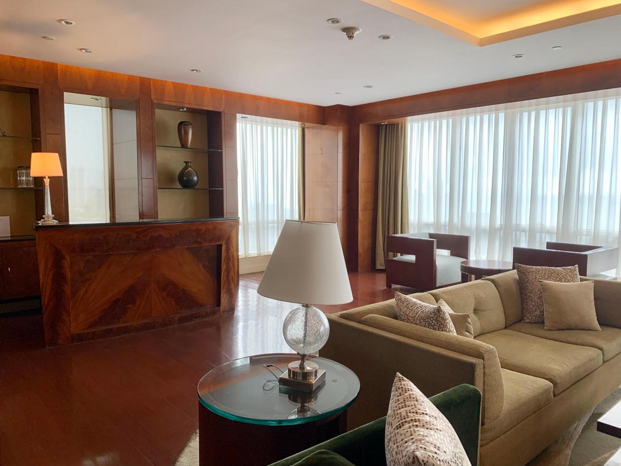 Four Seasons Hotel Мумбаи Экстерьер фото A suite at the hotel