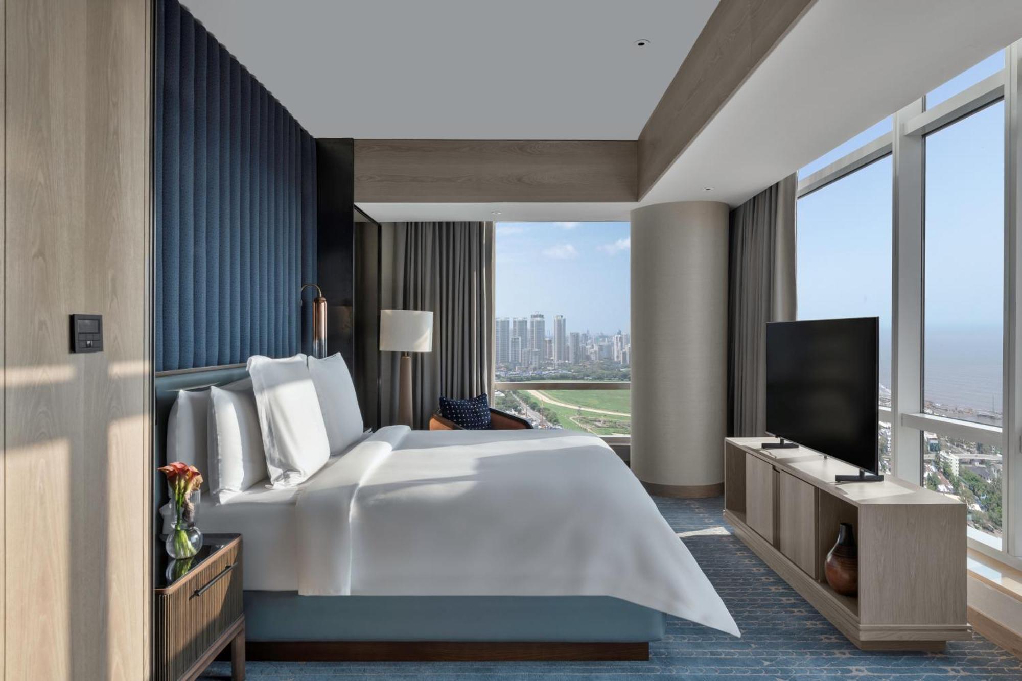 Four Seasons Hotel Мумбаи Экстерьер фото A bedroom at the hotel