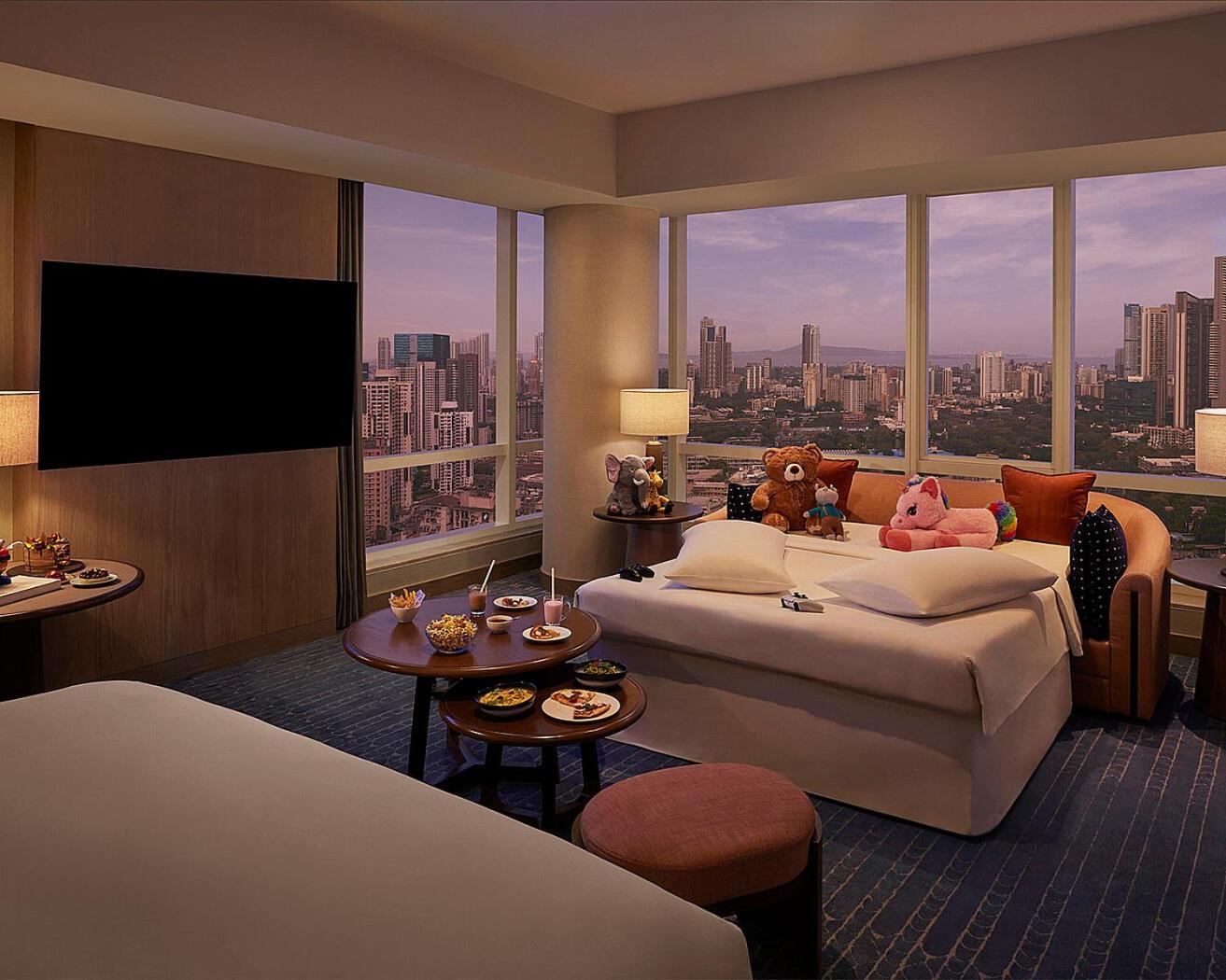 Four Seasons Hotel Мумбаи Экстерьер фото A suite at the hotel