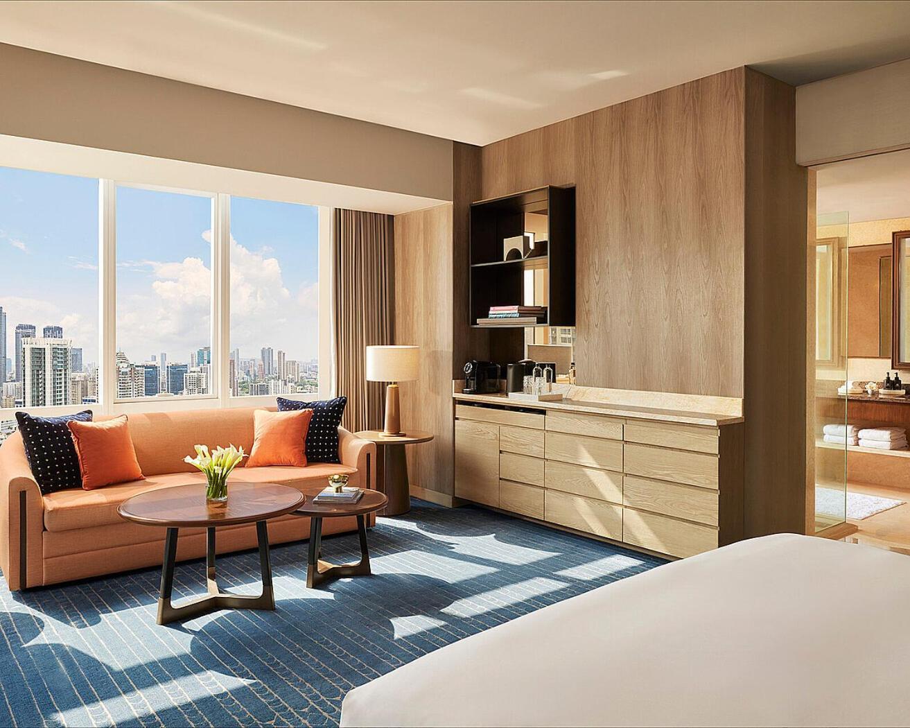 Four Seasons Hotel Мумбаи Экстерьер фото A guest room at the hotel