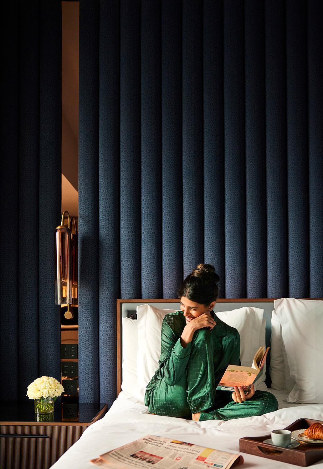 Four Seasons Hotel Мумбаи Экстерьер фото A guest at the hotel