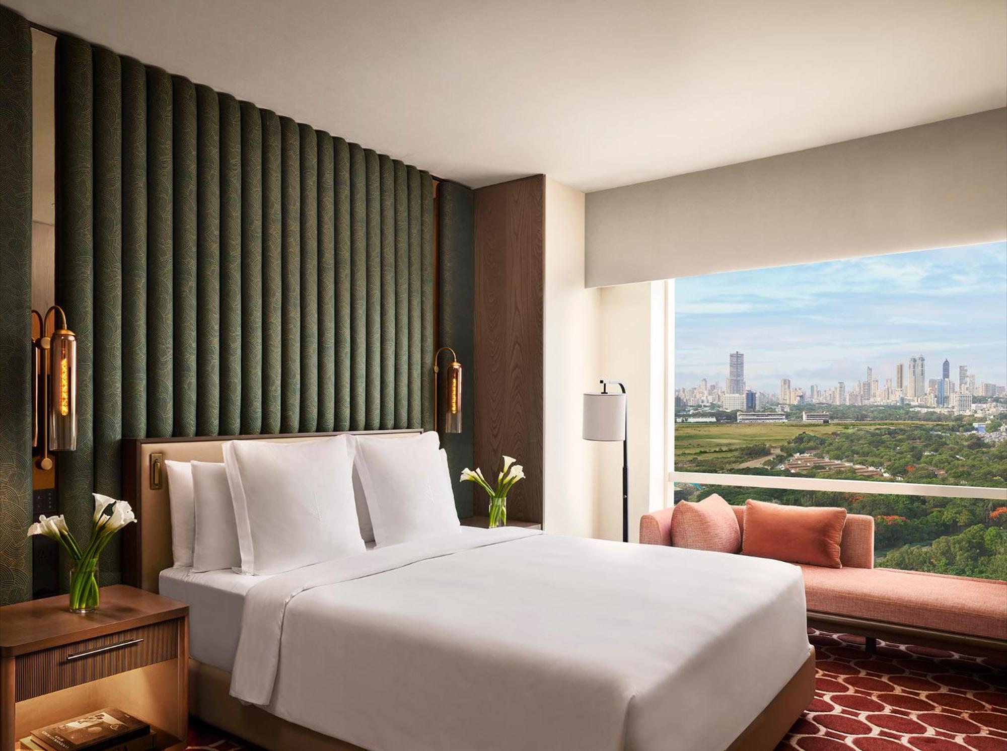 Four Seasons Hotel Мумбаи Экстерьер фото A bedroom at the hotel