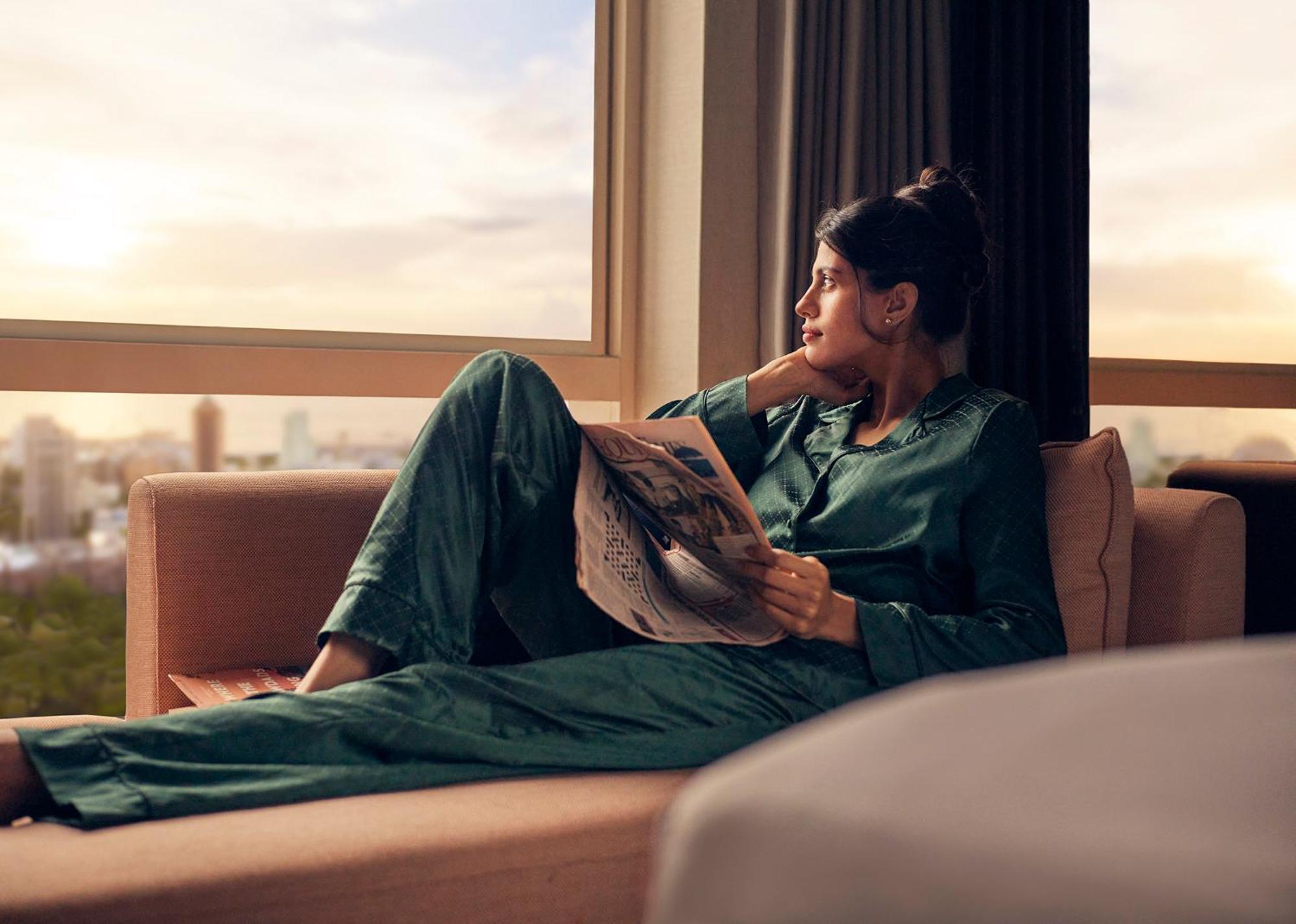 Four Seasons Hotel Мумбаи Экстерьер фото A woman reading a newspaper