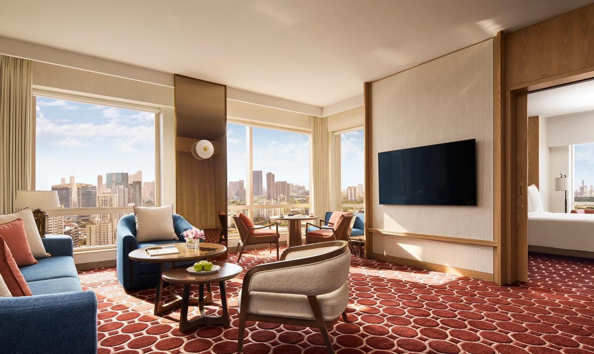 Four Seasons Hotel Мумбаи Экстерьер фото A suite at the hotel