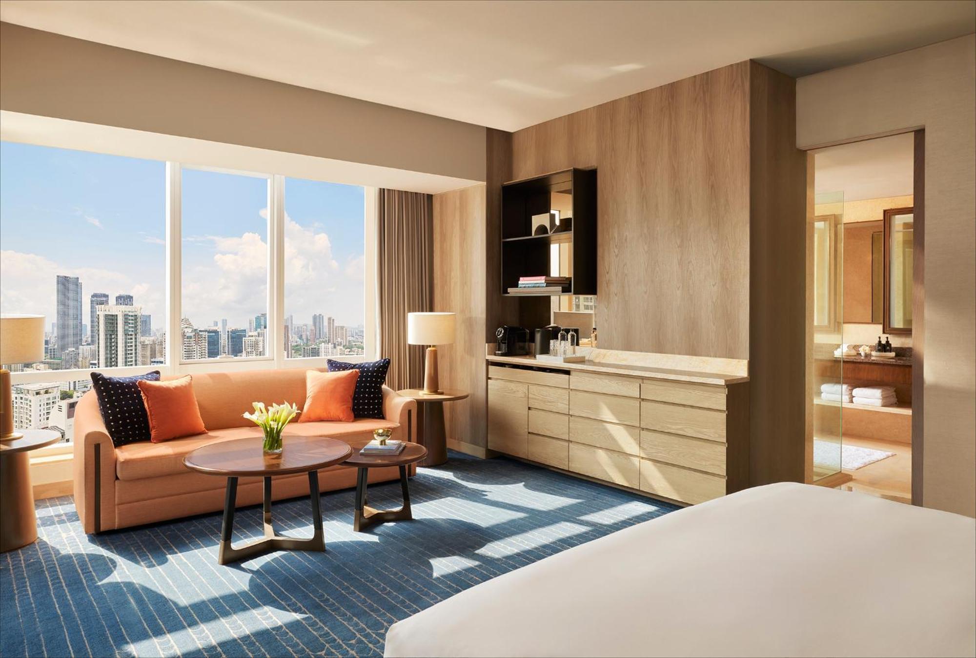Four Seasons Hotel Мумбаи Экстерьер фото A suite at the hotel