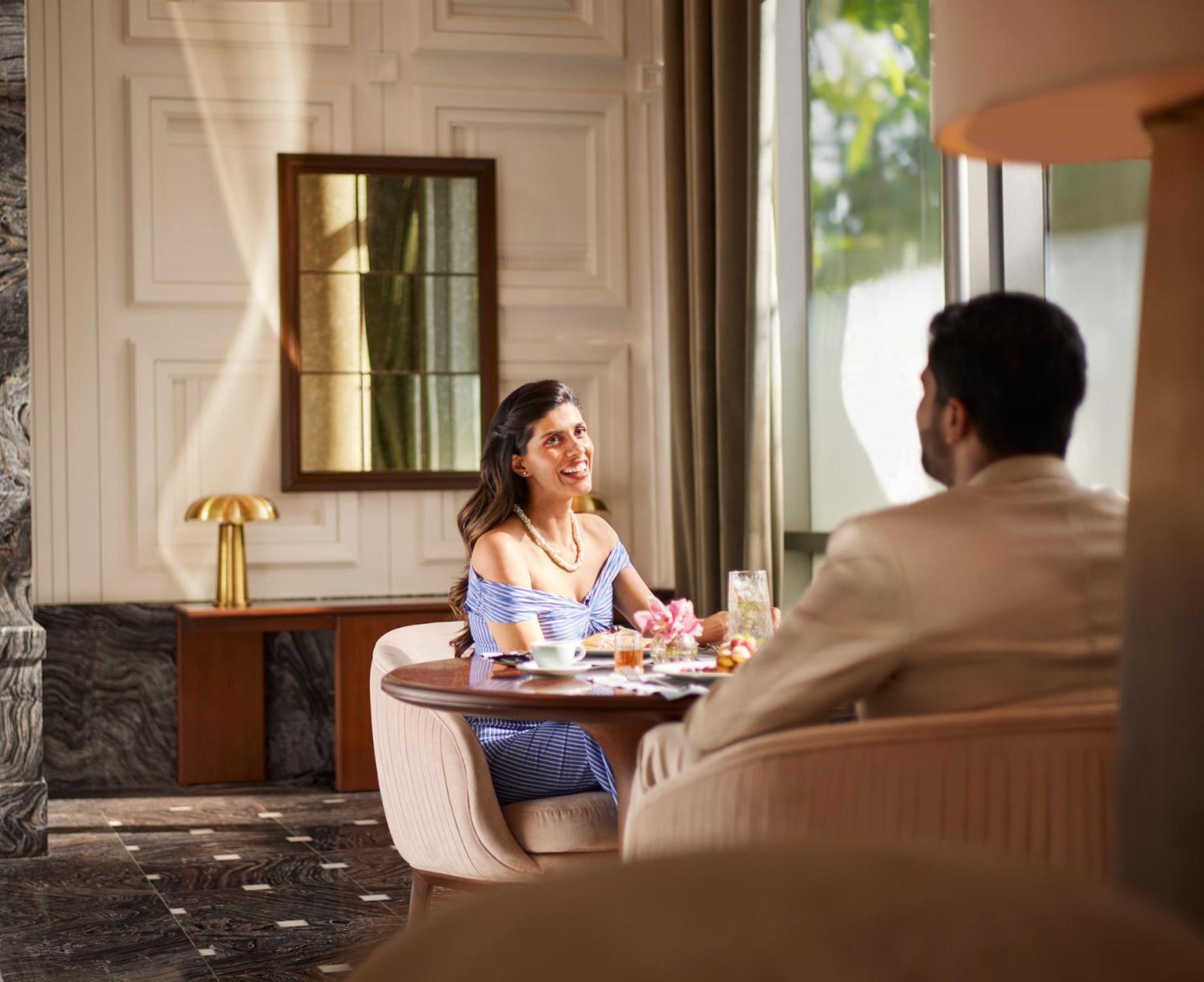 Four Seasons Hotel Мумбаи Экстерьер фото A couple at the lobby of the hotel