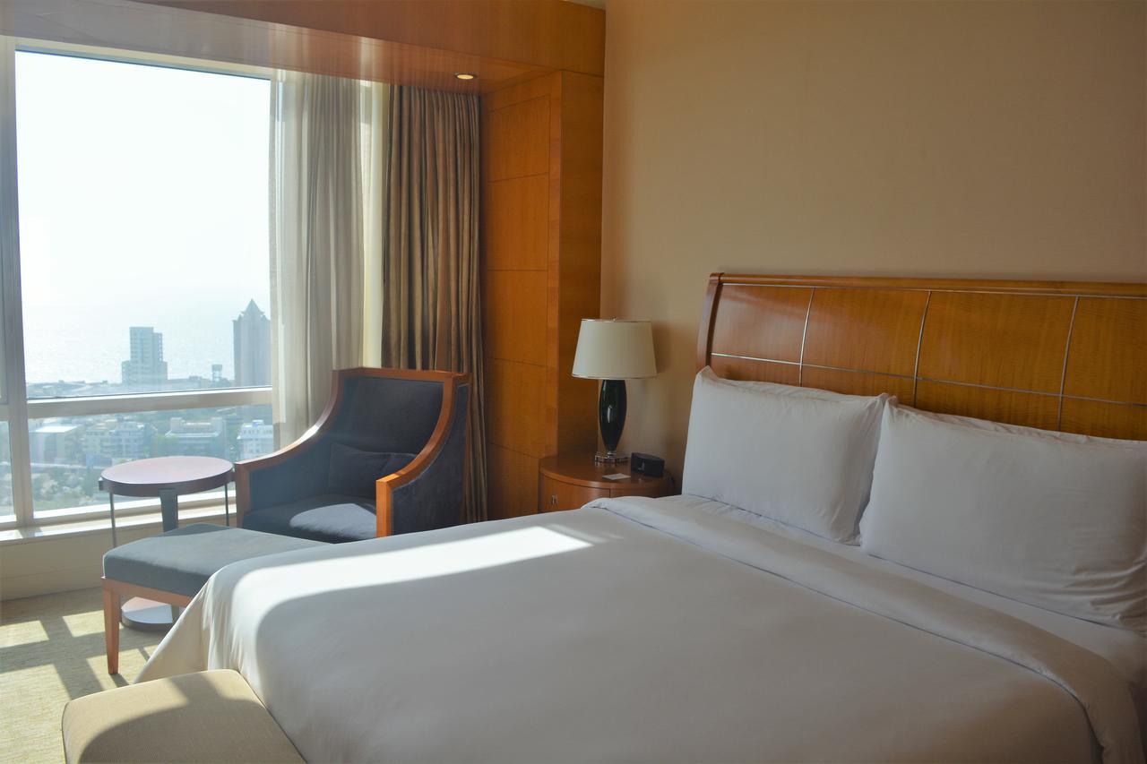Four Seasons Hotel Мумбаи Экстерьер фото A room at the hotel