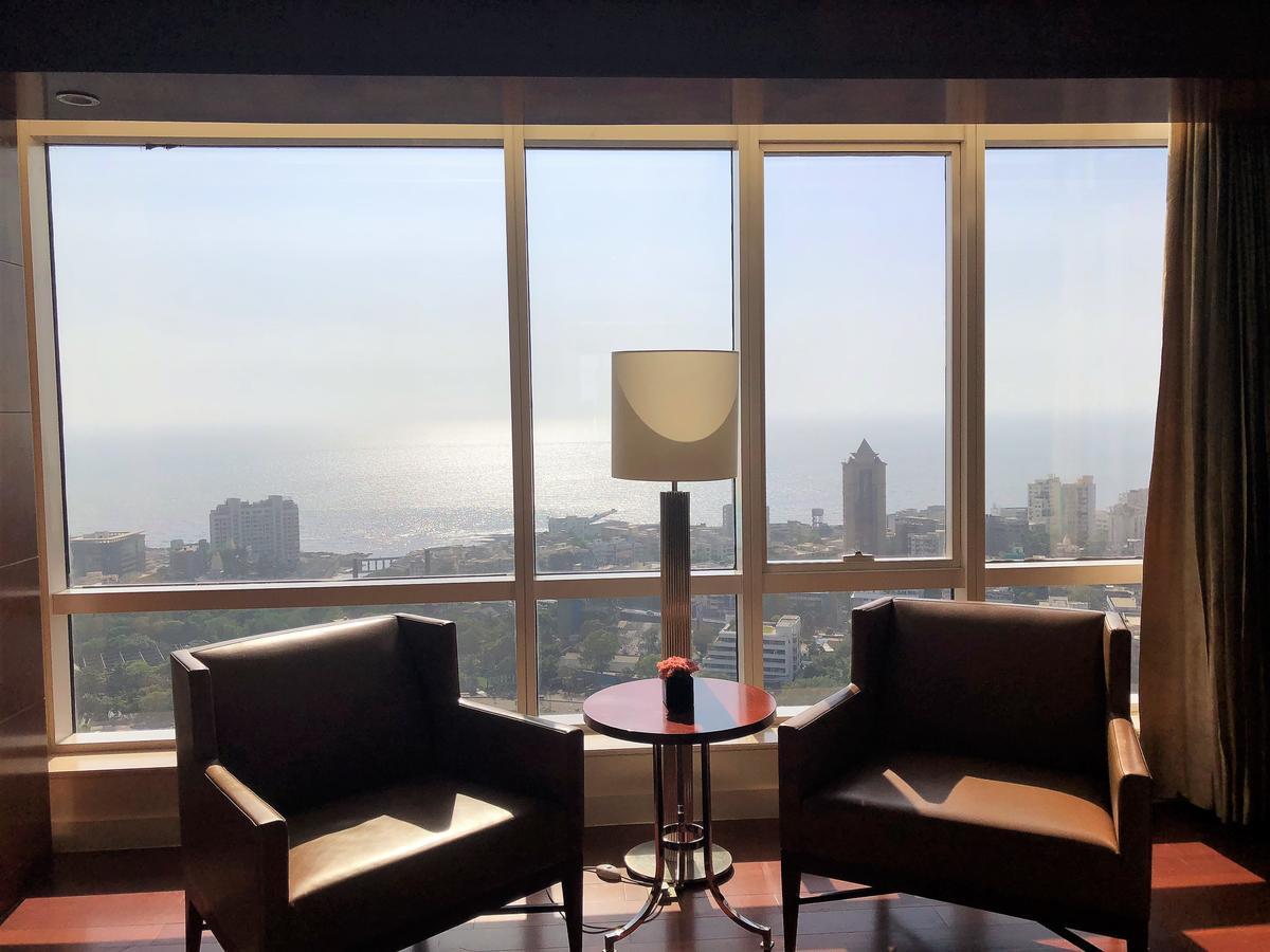 Four Seasons Hotel Мумбаи Экстерьер фото View from a suite