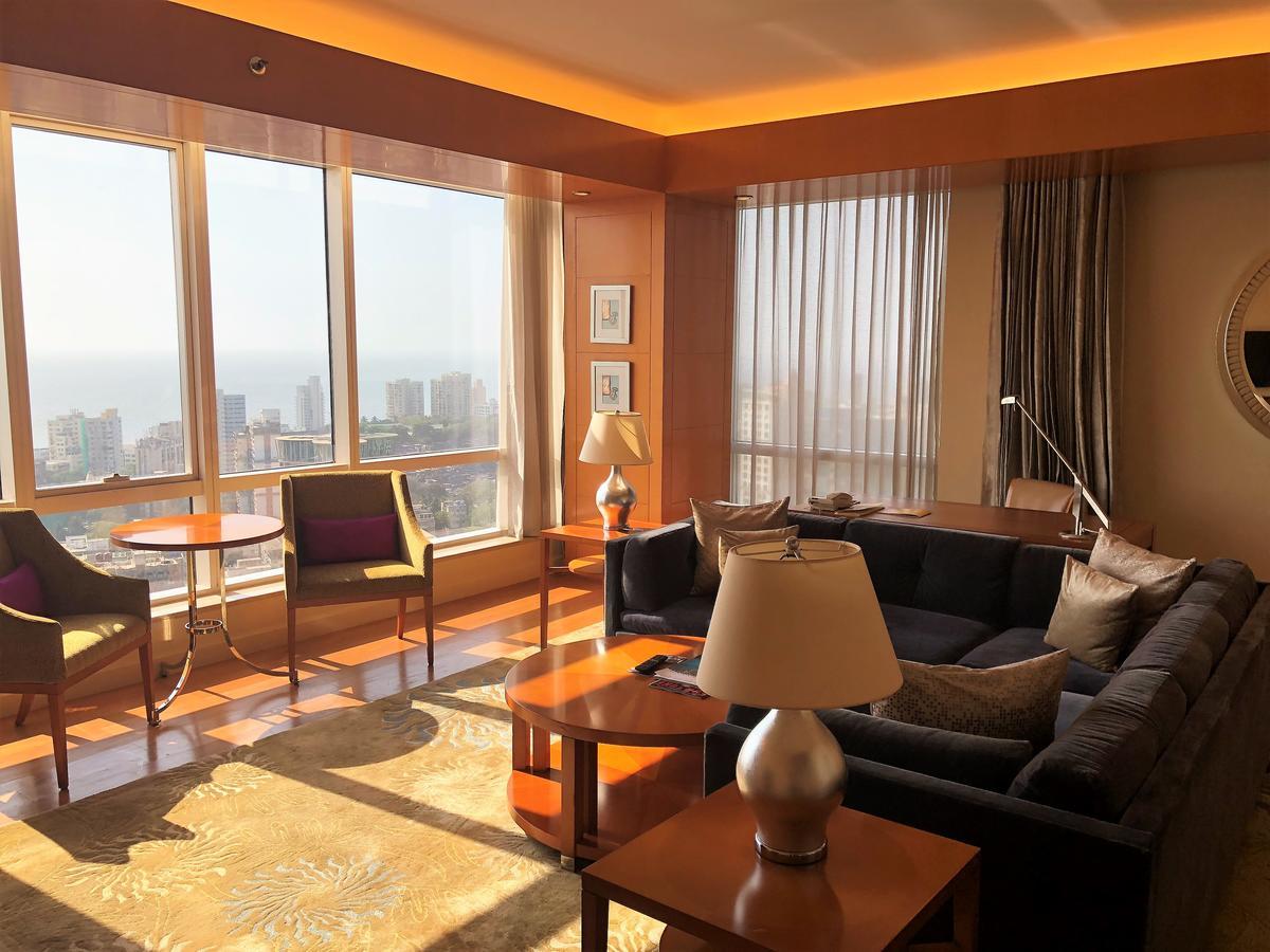Four Seasons Hotel Мумбаи Экстерьер фото A suite at the Ritz-Carlton, Mumbai