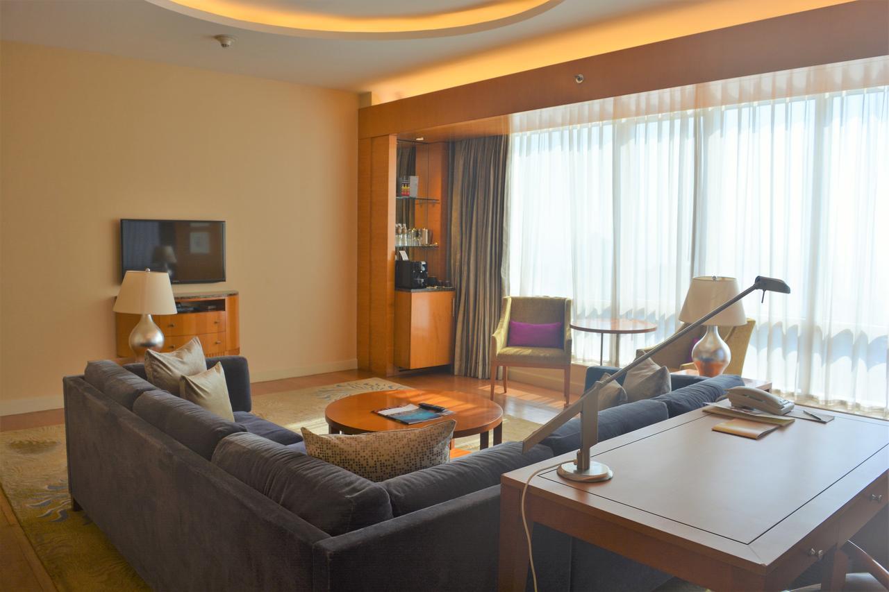 Four Seasons Hotel Мумбаи Экстерьер фото A living room in a suite at the Ritz-Carlton, Dubai