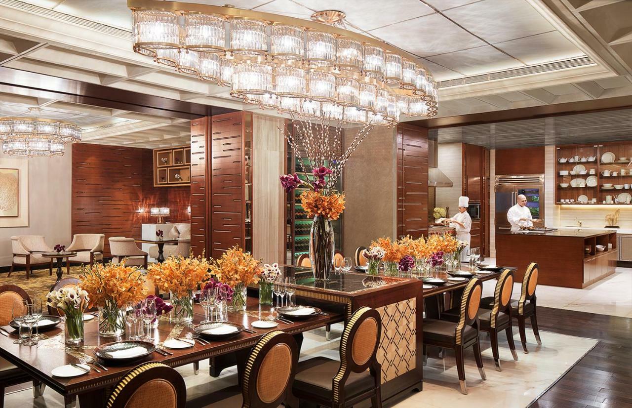 Four Seasons Hotel Мумбаи Экстерьер фото The restaurant at the Taj Mahal Palace